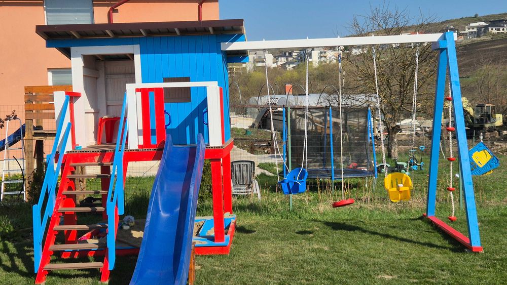 Complex de Joacă pentru Exterior – Căsuță, Tobogan, Leagăne și Nisipar