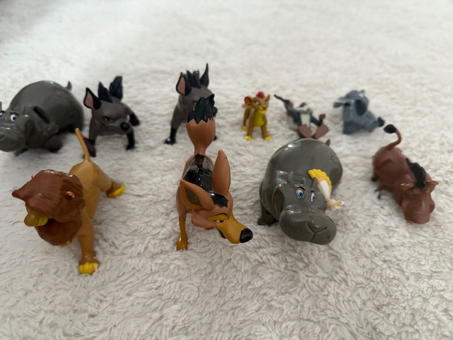 Vând figurine Regele Leu