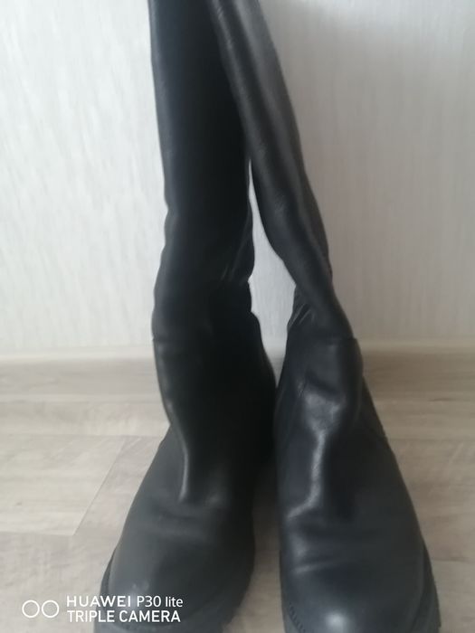 Срочно продам женские сапоги