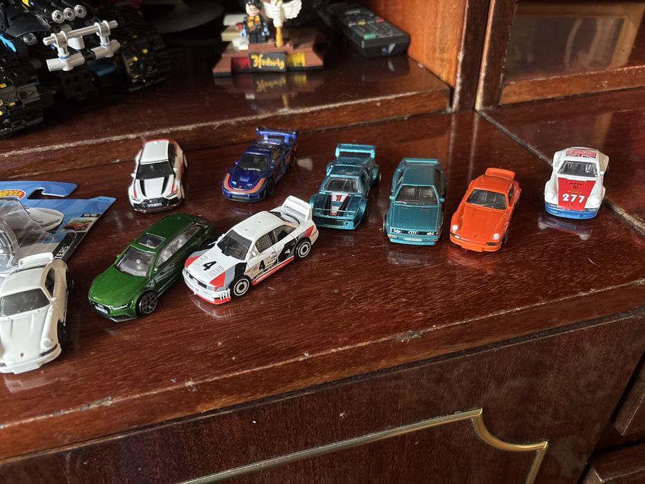 Продам машинки hotwhels  в отличном состоянии.