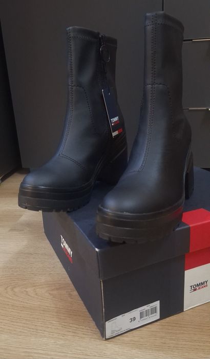 Tommy Hilfiger нови черни боти