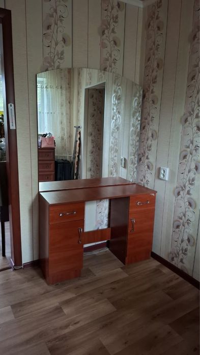Продам комод, прихожую, зеркало, сто*6 стульев