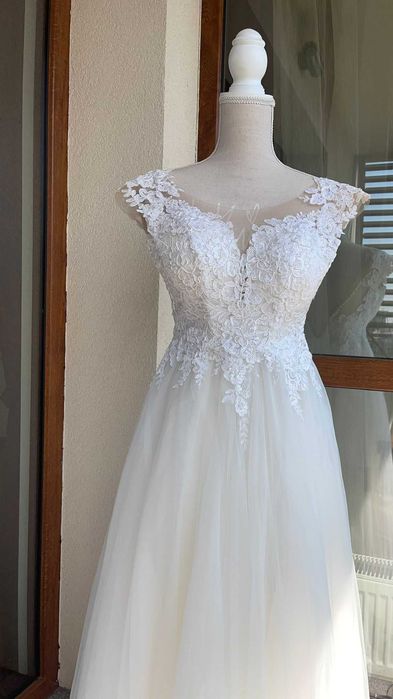 Rochie de mireasă+ gratuit 4 rochii pentru domnisoare de onoare