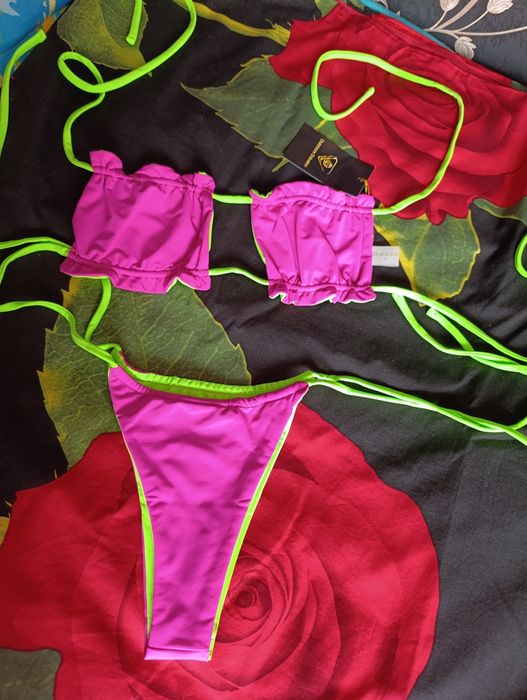 Роскошный яркий купальник в салатово-розовом цвете