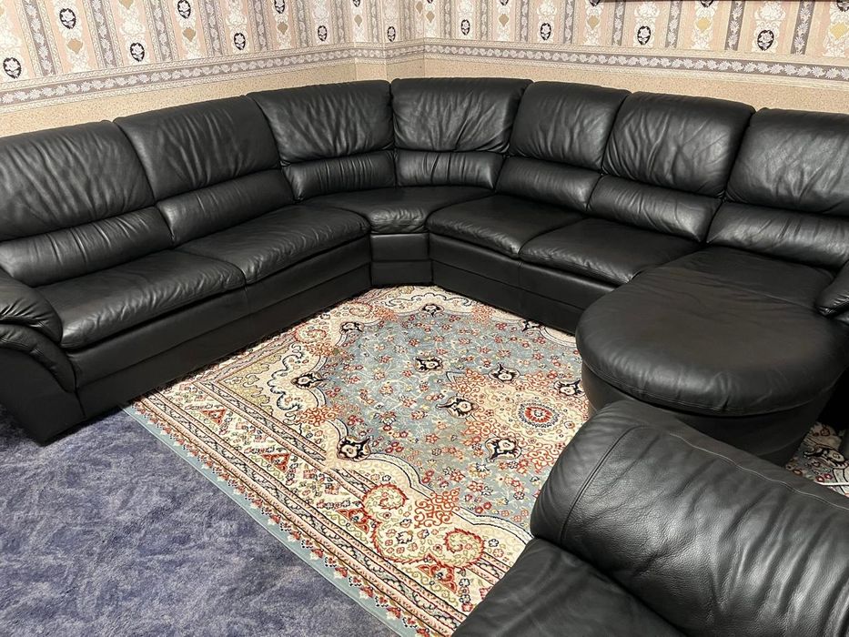 Кожаный диван и кресло