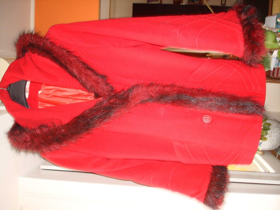 Scurtă roșie lână cu glugă marimea 42