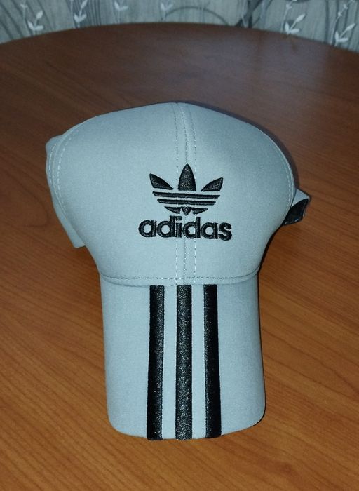 Различни цветове шапки с козирка на adidas
