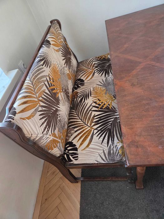 Дървена трапезна маса с тапицирани пейка и и столове