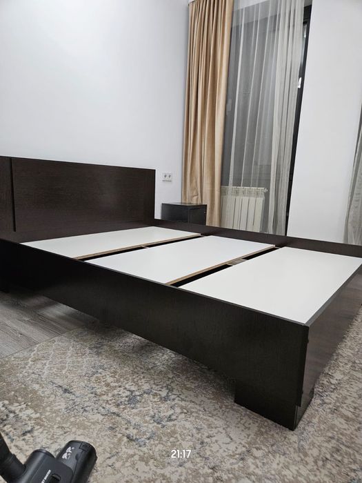 Кровать без матраса