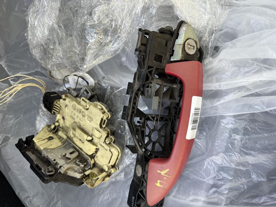 Продавам брава шофьорска врата и външна дръжка за Пасат 6 / Passat B6 / Golf V / Голф 5 / Сеат Шкода и др.