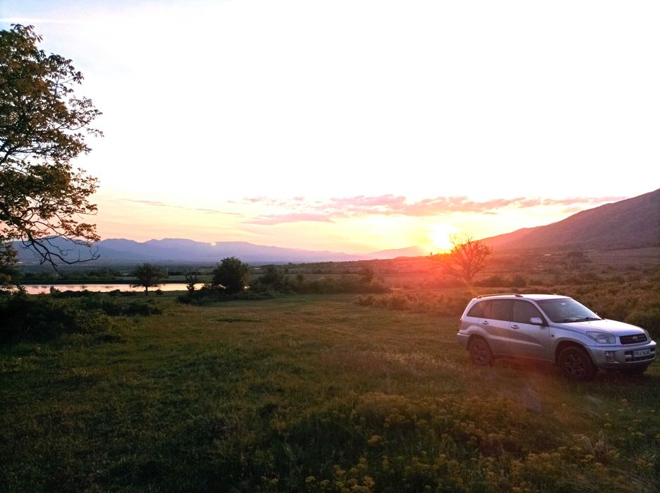 Панорамен имот до язовир с гледка към Стара планина и Средна гора