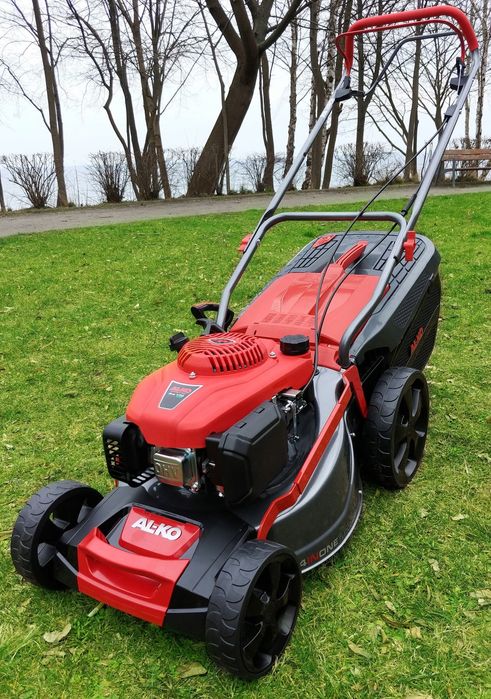 Стрижка Газон косилка бензин Газон уриш