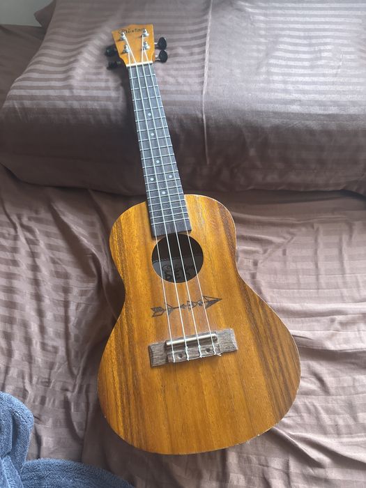 Продам укулеле Veston