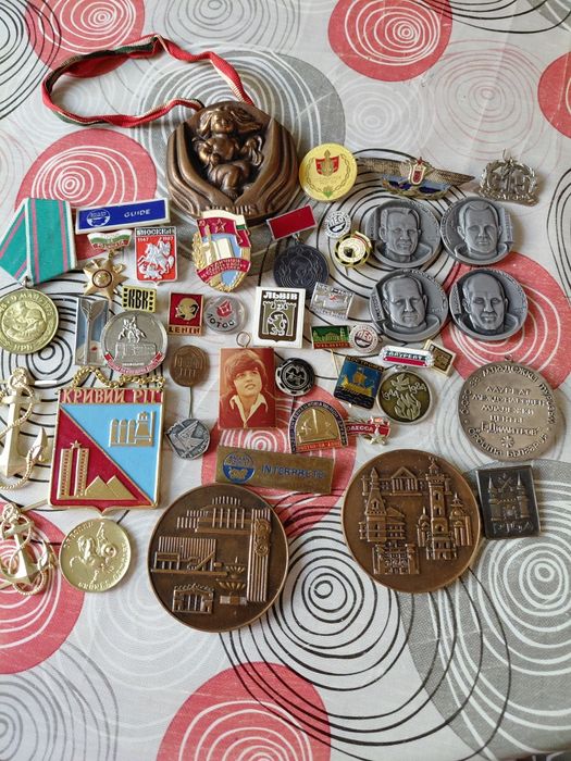 Значки, ордени и възпоменателни монети