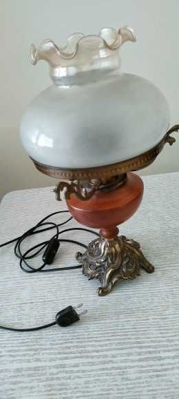 настольная лампа и ваза