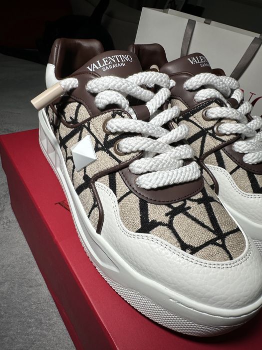 Vând Valentino One Stud XL