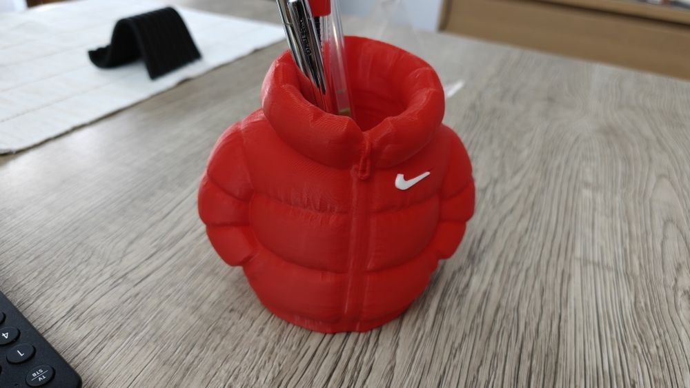 3D принтиран органайзер за химикалки – Nike стил