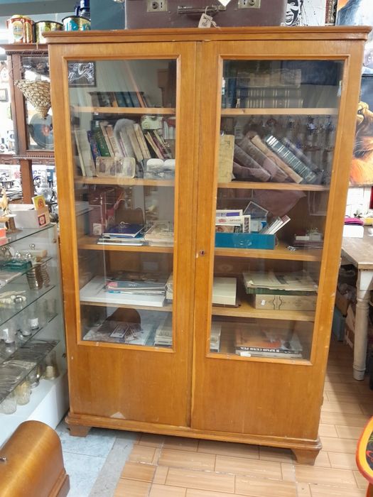 Шкаф для книг эпохи СССР