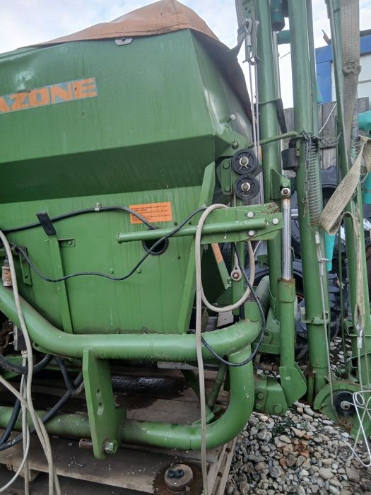 Vând distribuitor de ingrasaminte