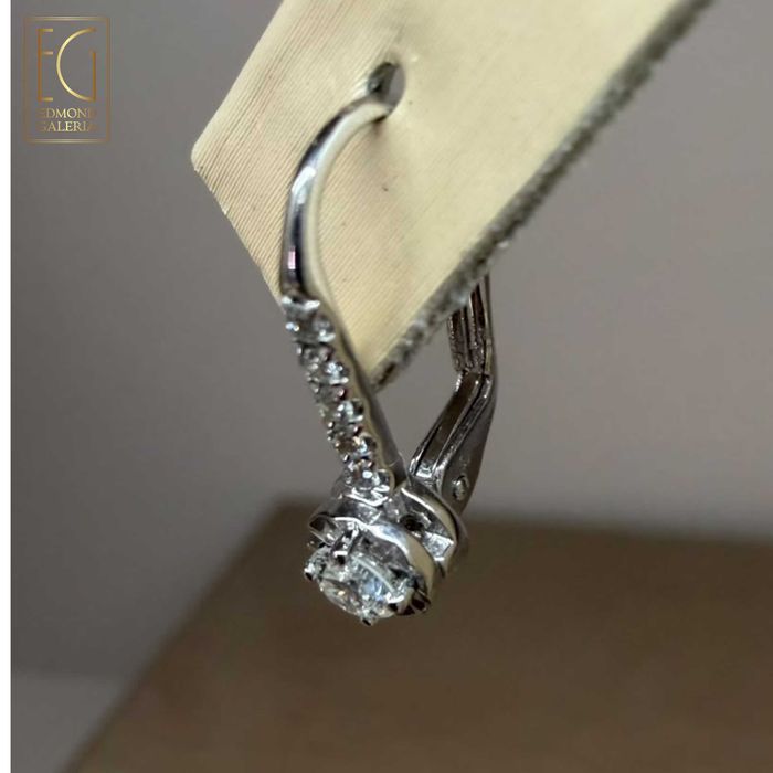 Pereche de cercei din aur alb, decorată cu diamante