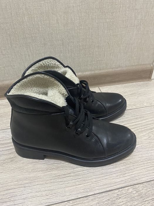 Продам женские ботинки