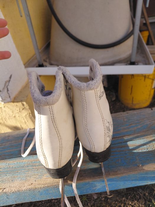 Продаеться коньки