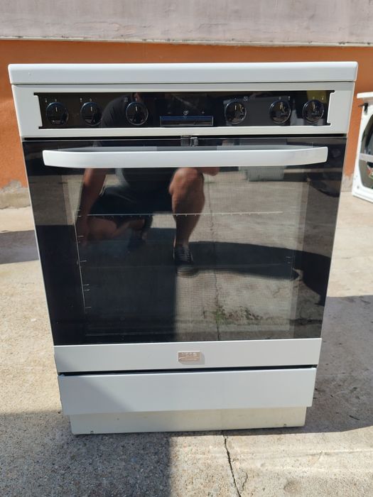 Като нова свободно стояща печка с индукционни котлони Voss  Electrolux 60 см широка 2 години гаранция!