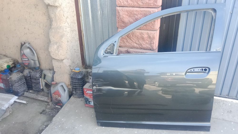 Дверь автомобиля