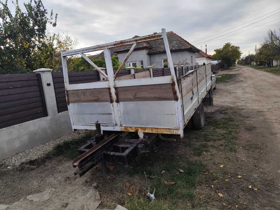 Vand remorca pe foi de arc