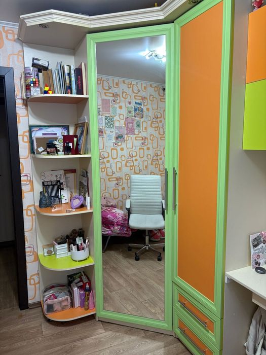 Продам шкаф угловой, полочки, стол