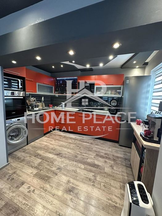 Къща на два етажа с веранда и лятна кухня в кв.Аспарухово.