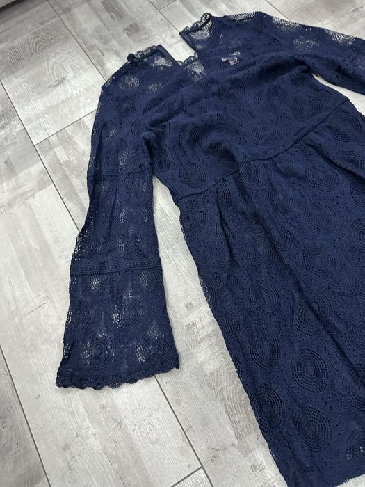 Тъмно синя дантелена рокля с красиви ръкави