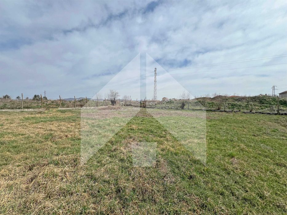 Продава парцел подходящ за бизнес, в регулация 1,8 дка гр. Нови пазар.