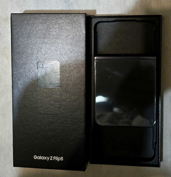SAMSUNG Galaxy Z Flip5 5G, 512GB, 8GB RAM, Dual SIM, Graphite