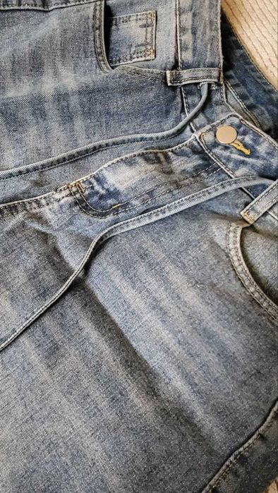 Продаю джинсы карго(Корея). Состояние идеальное(пару раз надевала)