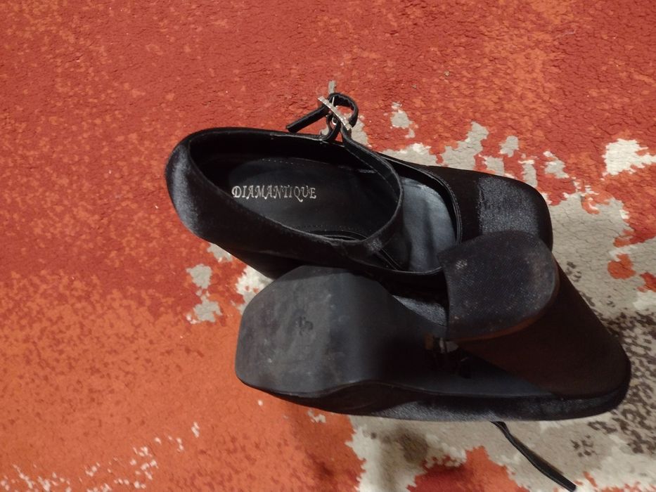 Vând sandale înalte