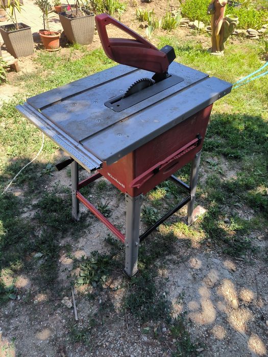 Fierastrau circular stationar cu masă