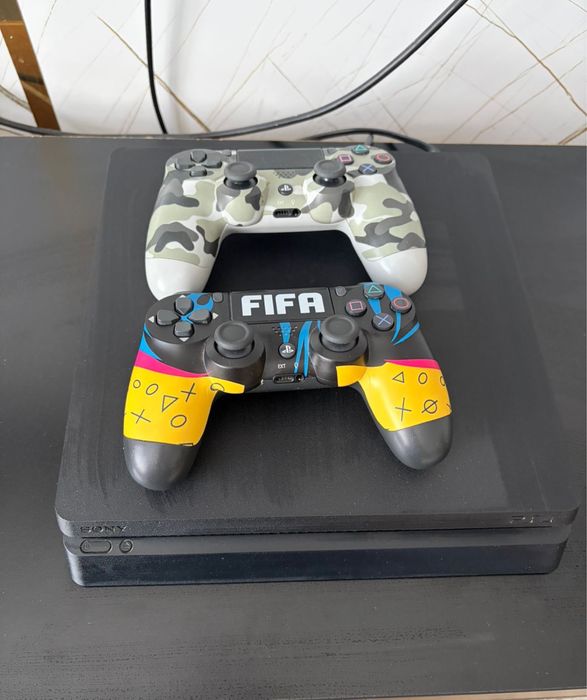 Продам PS4 Slim и 12 дисков