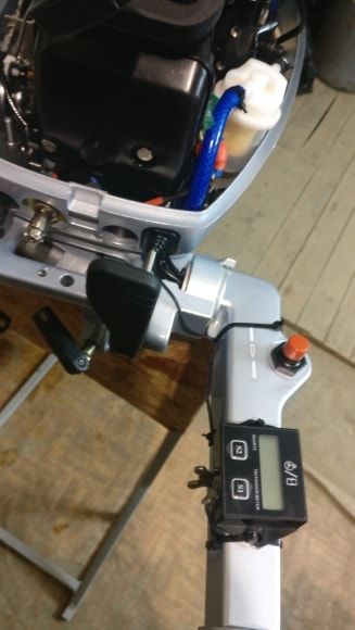 Тахометр -счётчик моторо часов.