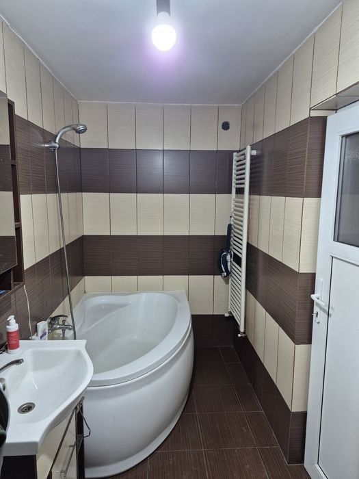 Închiriez dormitor  la casă