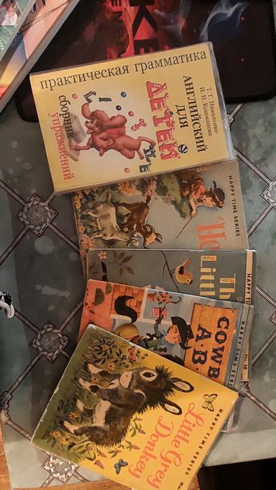 Продаются книги на английском и русском языке. Каждая по 5000