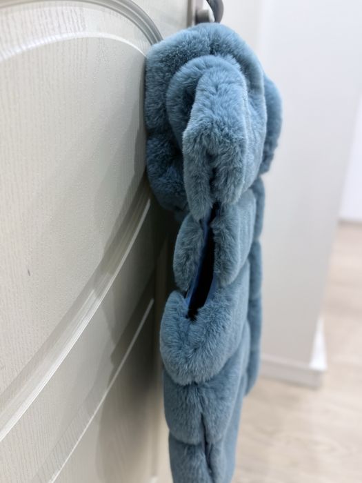 Пухкав син елек с качулка