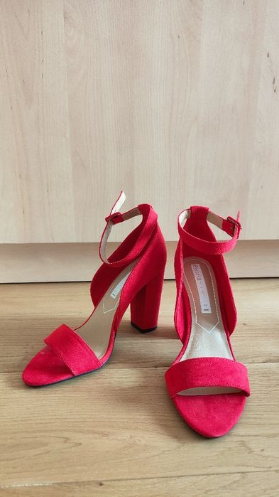 Sandale Bershka mărimea 36