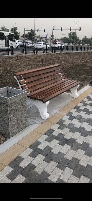 Скамейка сделанная из бетона c красивыми узорами.