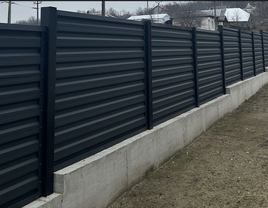 Construim garduri din panouri tip jaluzea, tabla cutata, plasa bordurata, sipca metalica
