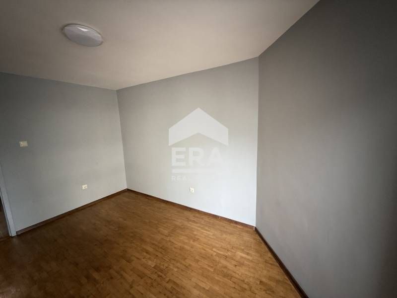 Двустаен, ремонтиран, тухлен апартамент за продажба, с голяма дневна,