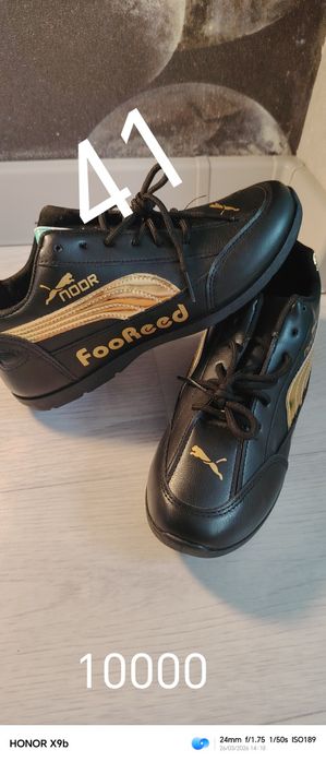 Кроссовки спортивные