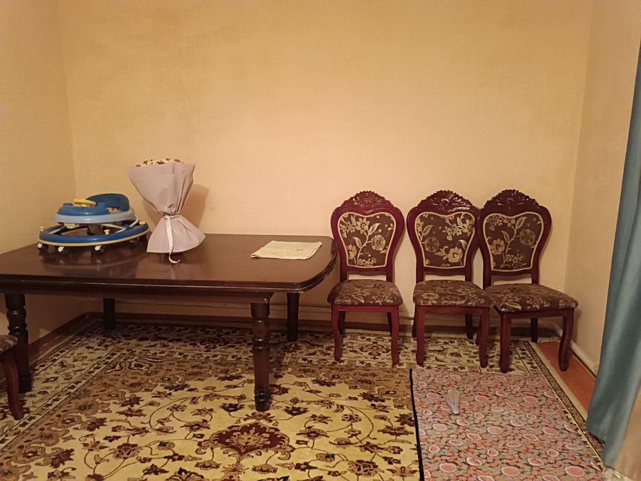 Стол..стулья...э