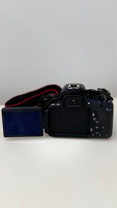 Камера Canon EOS 600D