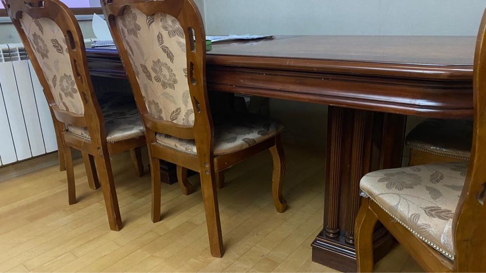 Стол со стульями